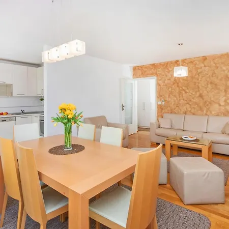 Comfortable Laura Lapad With Garage Daire