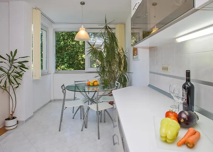 Comfortable Laura Lapad With Garage *