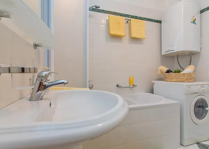 Comfortable Laura Lapad With Garage *