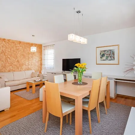 Comfortable Laura Lapad With Garage 杜布罗夫尼克