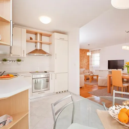 Comfortable 2bdr Laura Lapad With Private Garage Дубровник