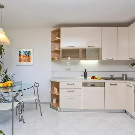 Comfortable 2bdr Laura Lapad With Private Garage Апартаменты