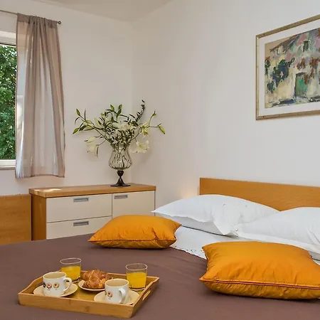 Comfortable 2bdr Laura Lapad With Private Garage Апартаменты *