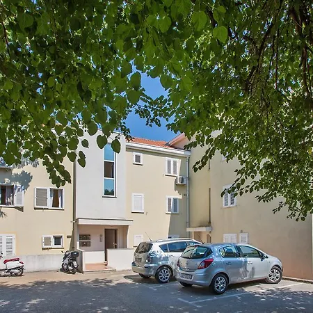 Апартаменты Comfortable 2bdr Laura Lapad With Private Garage Дубровник