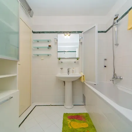 Comfortable 2bdr Laura Lapad With Private Garage * Дубровник