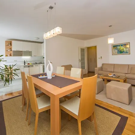 Comfortable 2bdr Laura Lapad With Private Garage Apartman