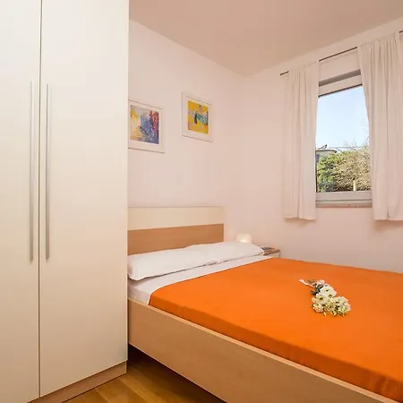 Апартаменты Comfortable 2bdr Laura Lapad With Private Garage *