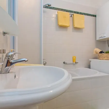 Comfortable 2bdr Laura Lapad With Private Garage *