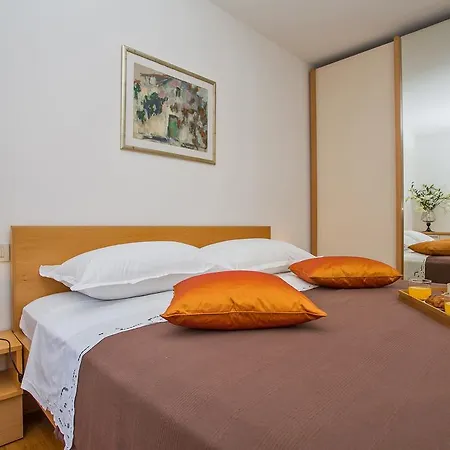Comfortable 2bdr Laura Lapad With Private Garage