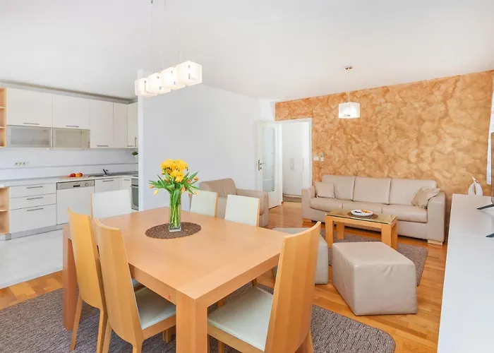 Comfortable Laura Lapad With Garage Apartman