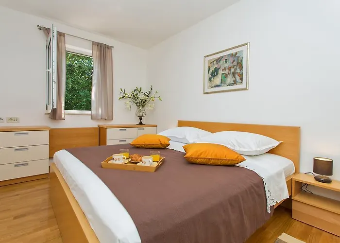 Comfortable Laura Lapad With Garage *