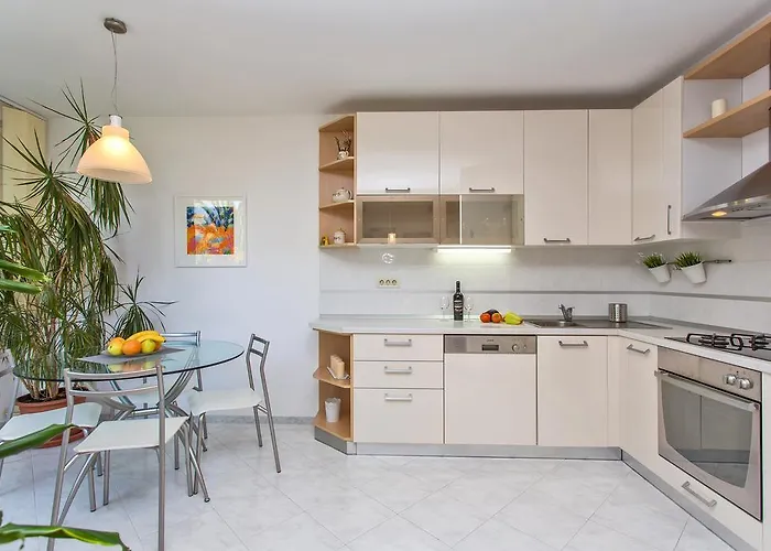 Comfortable Laura Lapad With Garage Apartament