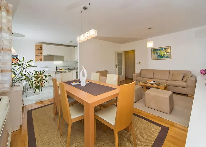 Comfortable Laura Lapad With Garage Apartman