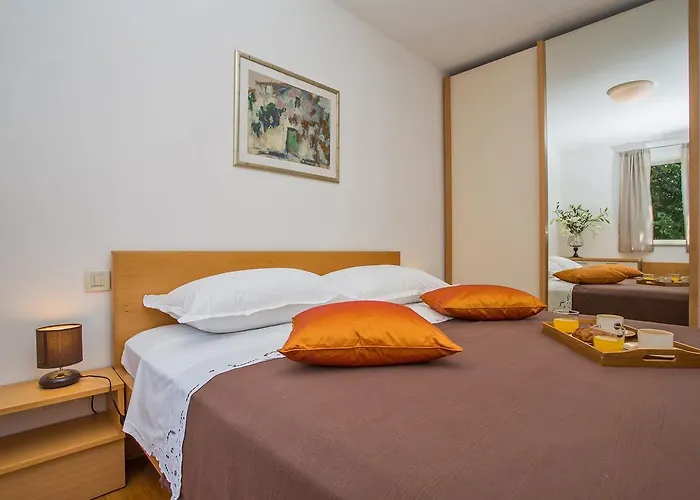 Comfortable Laura Lapad With Garage