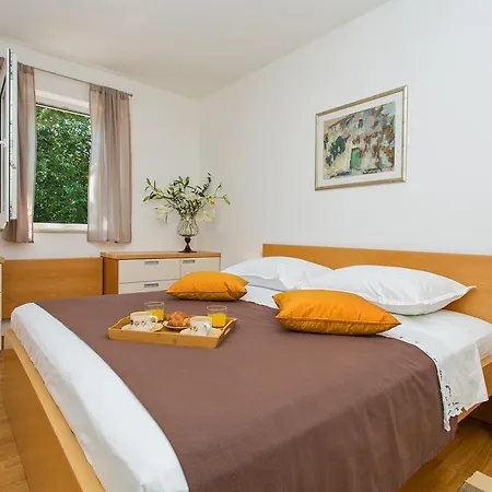 Comfortable Laura Lapad With Garage *