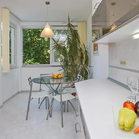 Comfortable Laura Lapad With Garage *